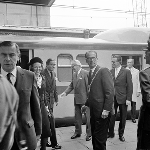 856135 Afbeelding van de aankomst van Prinses Beatrix en Prins Claus met de Kameel (NS 20) van de N.S. op het Centraal ...